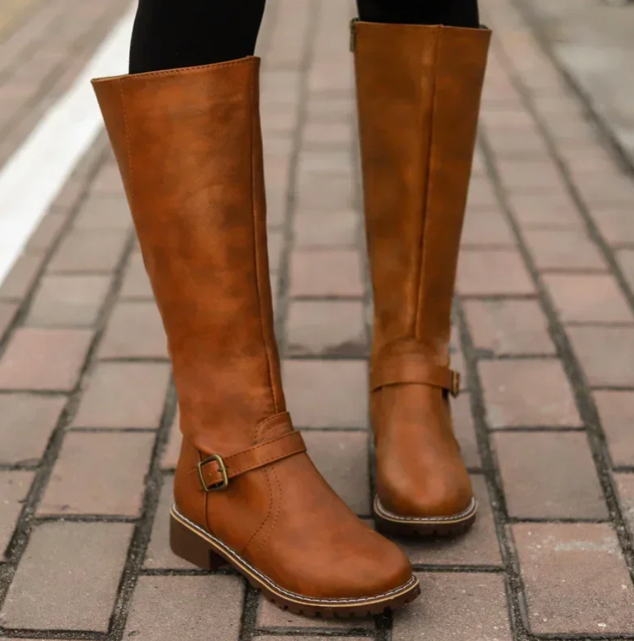 Chaussures femme chic: bottes hautes tendance à talon bloc confortable, avec bride décorative.