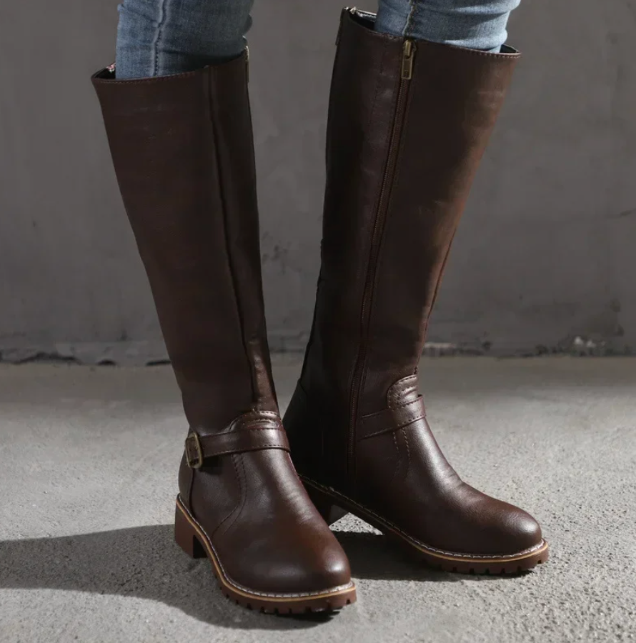 Élégantes bottes femme hautes pour l'hiver, dotées d'un petit talon bloc et d'une bride mode. Confort garanti.