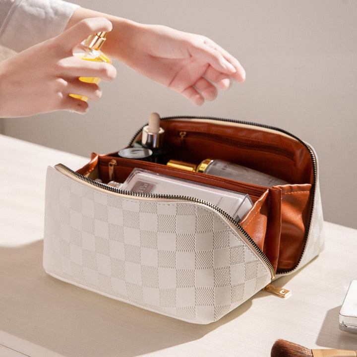 Trousse maquillage femme élégante à carreaux, organiseur cosmétiques et accessoires beauté, idéale pour le rangement.