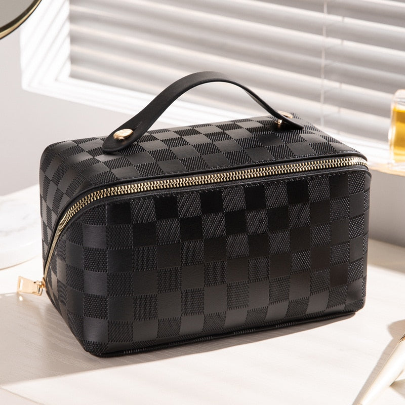 Sac cosmétiques de voyage à motif carreaux, organiseur beauté compact pour femmes, parfait pour le rangement du maquillage.