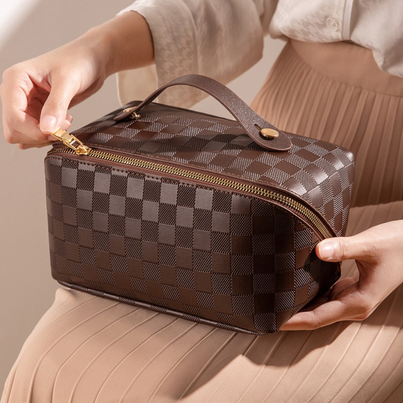 Trousse de maquillage chic à carreaux, accessoire femme élégant pour organiser cosmétiques et produits de beauté essentiels.
