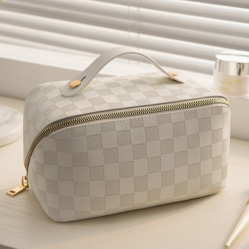 Cadeau femme: trousse maquillage élégante à carreaux, sac cosmétiques pratique pour organiser sa beauté au quotidien.