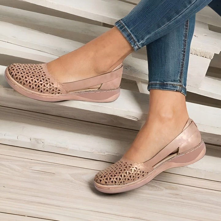 Paire de chaussures orthopédiques pour femmes, offrant confort, style et soutien pour un bien-être optimal.