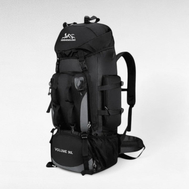 Gros plan sur le tissu imperméable et les fermetures robustes du sac à dos de randonnée 90L ultra-léger.