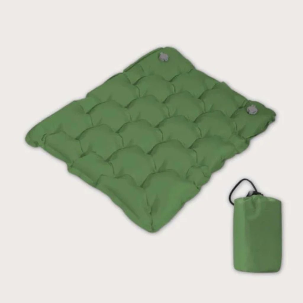 Idéal pour le voyage et l'extérieur: coussin de siège gonflable ultra-léger, ergonomique et facile à transporter.