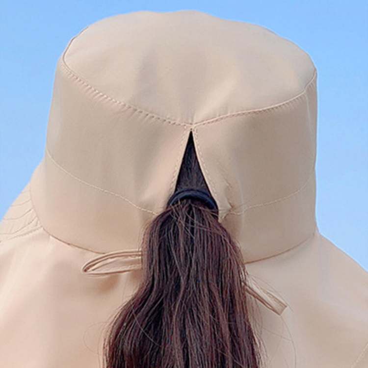 Chapeau élégant pour femme avec protection UV. Large bord ajustable, idéal pour le soleil d'été.