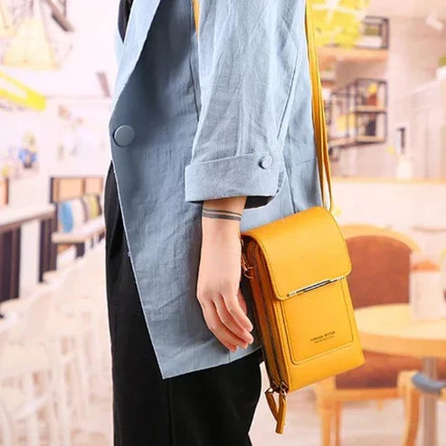 Élégant sac à main TeleBag pour femme avec port USB intégré, parfait pour un look urbain chic et moderne.