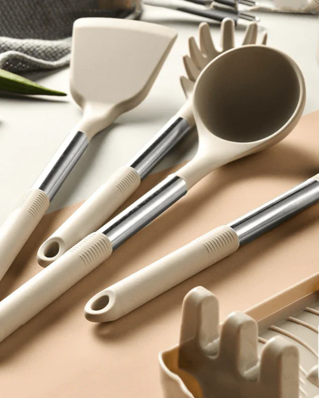 Kit d'accessoires de cuisine en silicone souple et antiadhésif, idéal pour protéger vos poêles et casseroles.