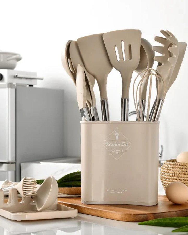 Ensemble d'ustensiles de cuisine en silicone gris résistant à la chaleur pour cuisson antiadhésive et sûre.
