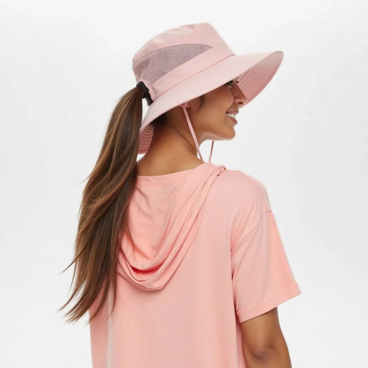 Chapeau de protection UV femme, large bord, stylé et fonctionnel pour l'été.