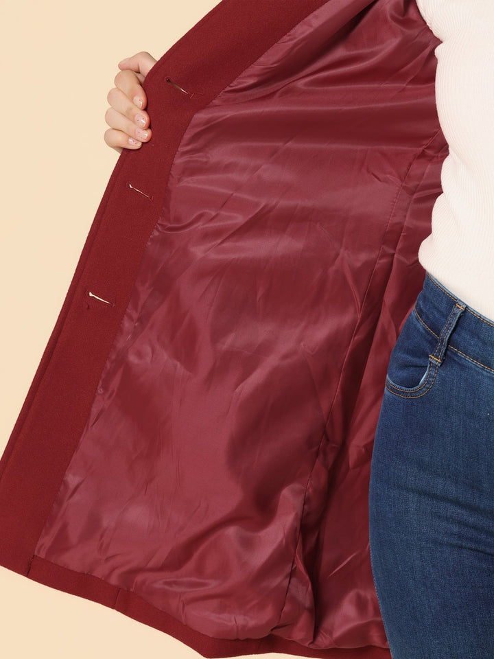 Femme portant un trench hiver noir élégant, coupe ajustée, vêtement extérieur chic et mode.