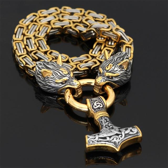 Collier loup viking porté par un homme. Amulette de force, courage et protection, style nordique authentique.