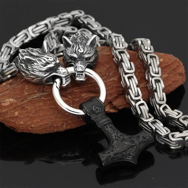 Collier pendentif loup viking pour homme, finition argentée. Bijou mythologique, symbole de puissance.