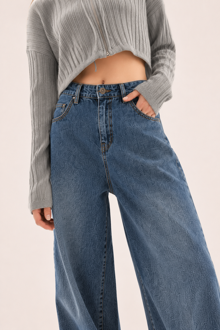 Modèle portant un jean large taille haute bleu en denim, un pantalon femme confortable et tendance pour toute occasion.