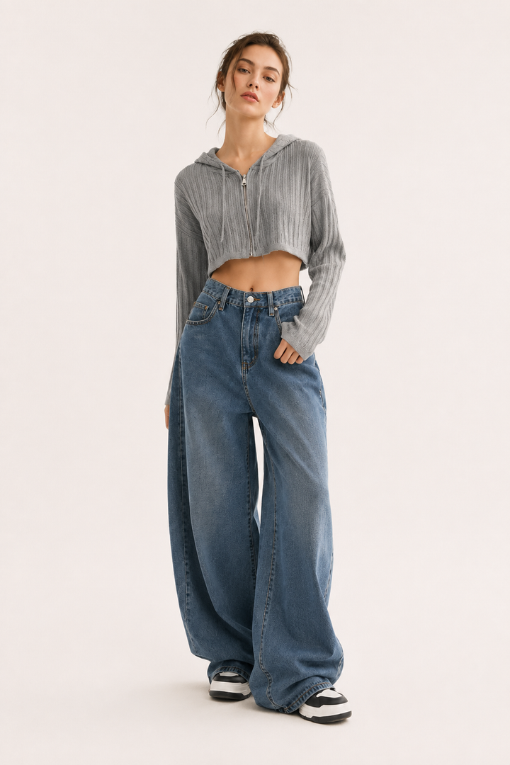 Jean large taille haute bleu pour femme avec coutures élégantes, parfait pour un style décontracté et moderne.