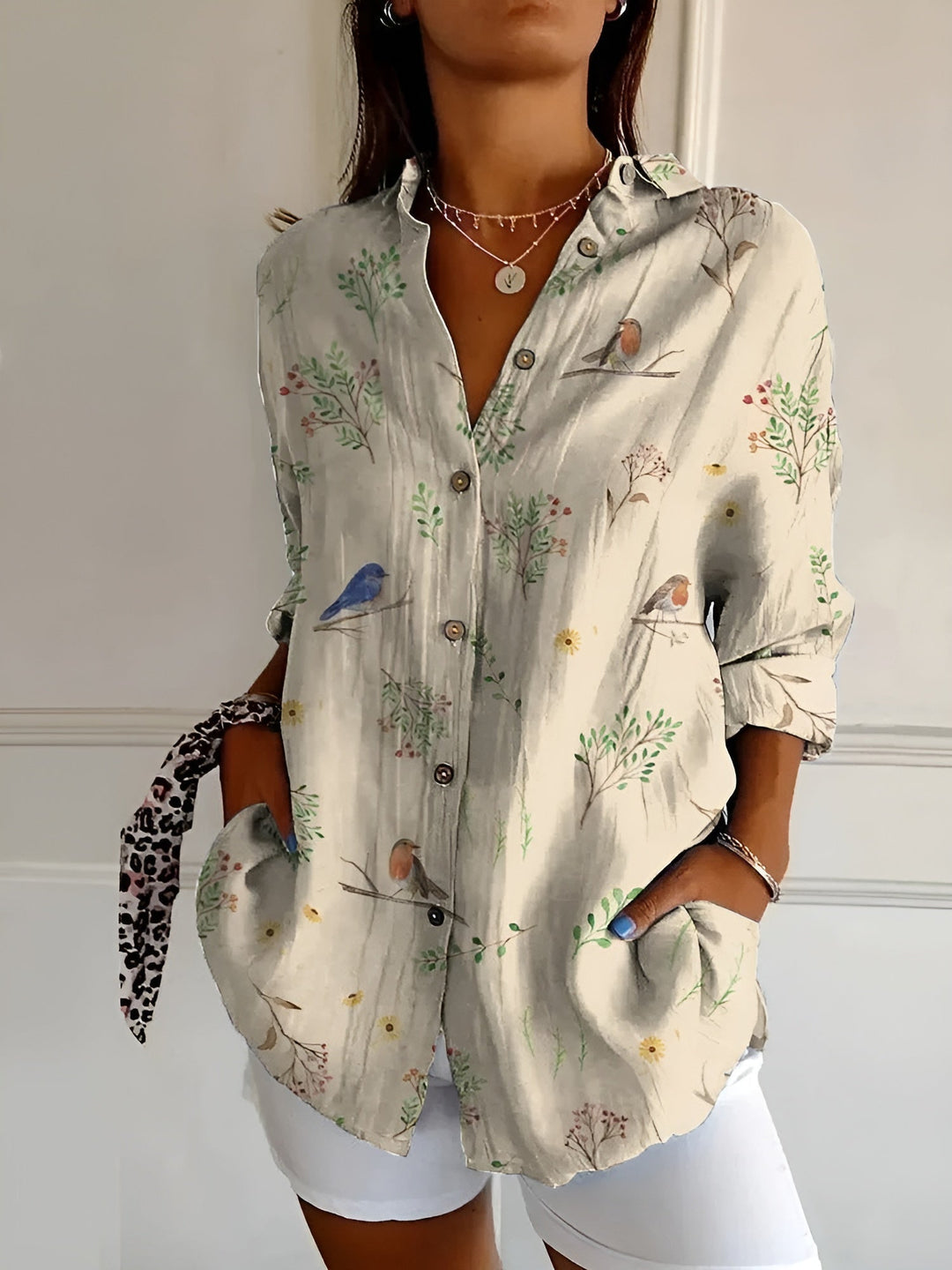 Blouse femme polyvalente, manches longues, idéale pour le bureau ou une tenue décontractée chic. Mode femme.
