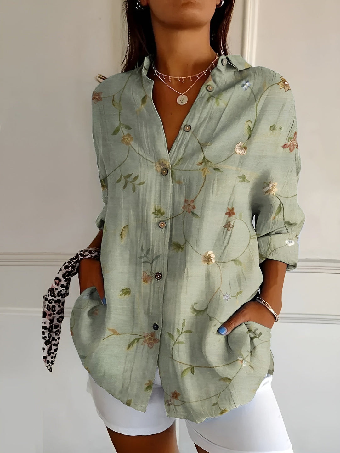 Dos de la blouse femme chic à manches longues, coupe fluide et élégante. Parfait pour la mode femme.