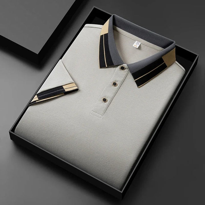 Polo homme blanc respirant, idéal pour la mode masculine estivale, alliant style et légèreté.
