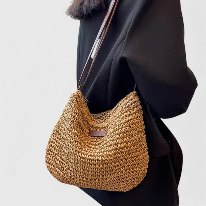 Sac femme polyvalent beige, porté épaule. Design chic et décontracté adapté à toute occasion.
