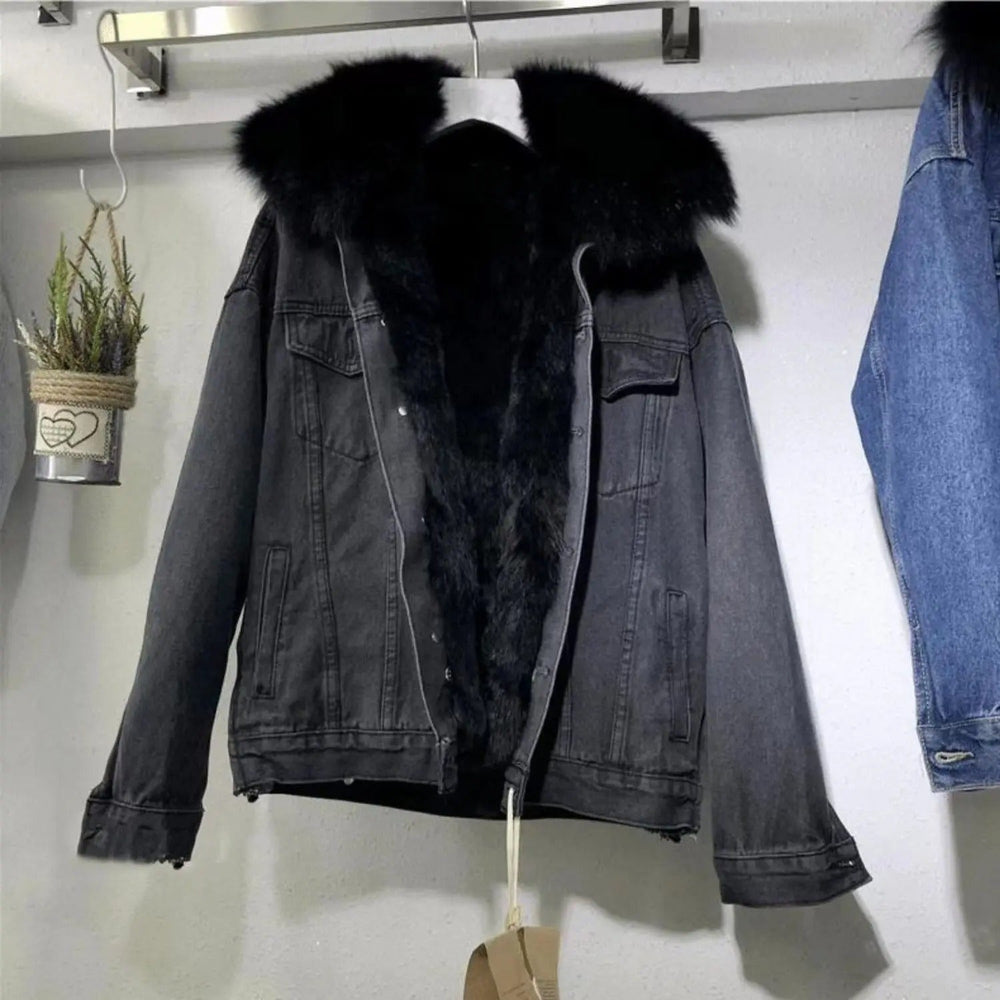 Blouson denim femme hiver avec col douillet, style décontracté. Manteau chaud idéal pour la mode féminine hivernale.