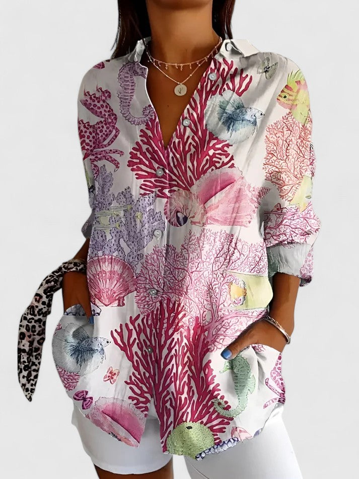 Blouse femme fleurie, détail du motif floral coloré. Un vêtement printemps-été mode et confortable.