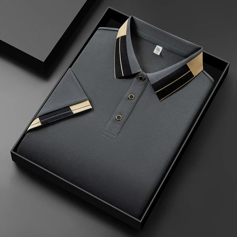 Vêtement décontracté homme, polo noir respirant. Parfait pour un style urbain élégant.