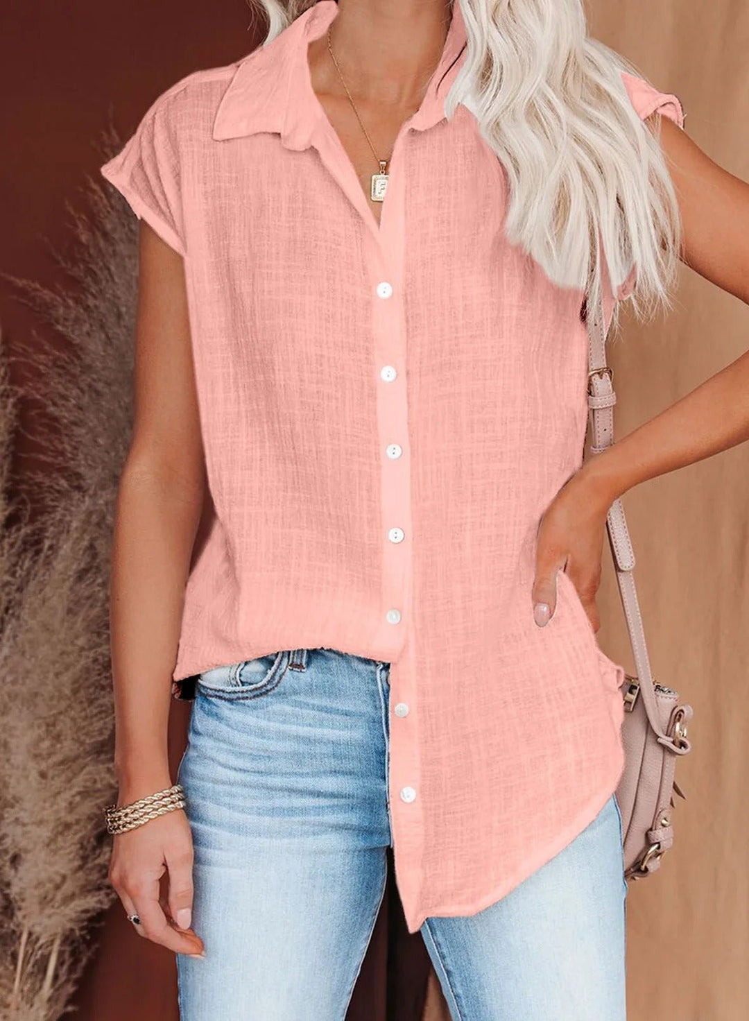 Blouse femme mode estivale, légère et chic, parfaite pour les journées chaudes du printemps-été.