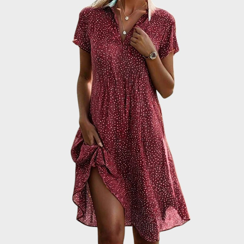 Robe midi élégante à pois pour femme, manches courtes et col V. Tenue estivale chic et décontractée.
