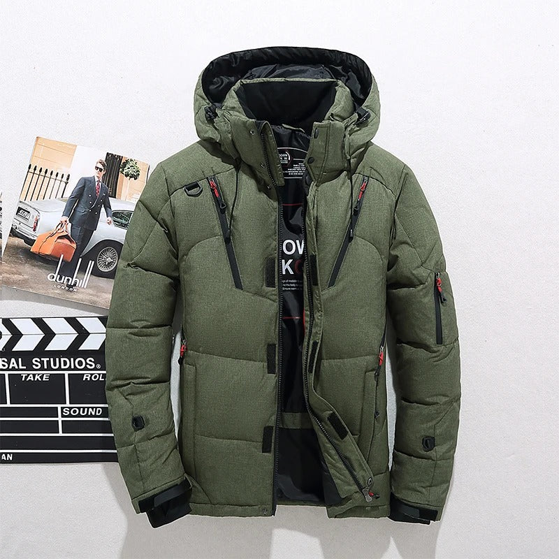 Blouson d'hiver homme élégant à capuche. Ce vêtement chaud dispose de poches zippées pour un confort optimal en outdoor.
