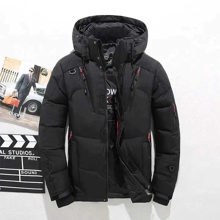 Col montant zippé d'une veste hiver matelassée homme, offre chaleur et style décontracté chic.