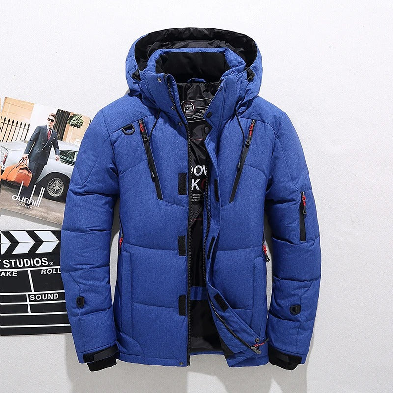 Veste à capuche homme pour l'hiver, ce manteau épais et chaud offre protection et confort, parfait pour la mode masculine.