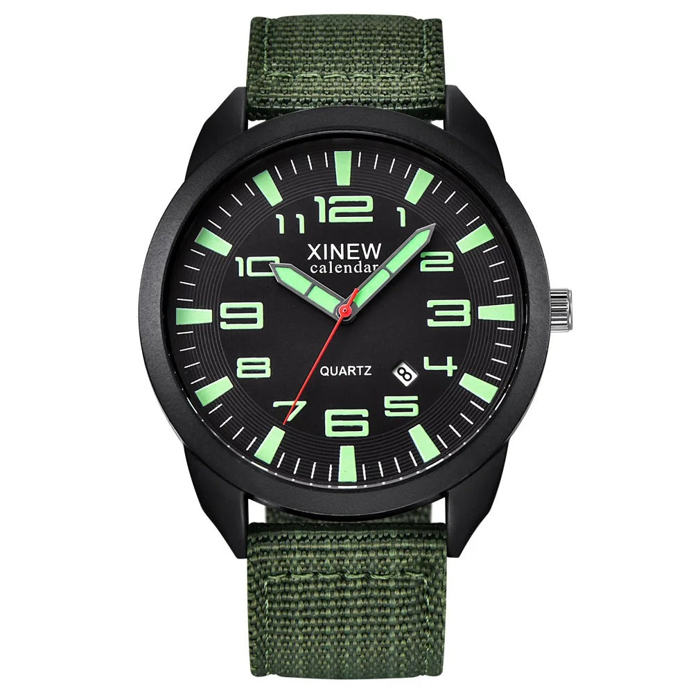 Cadran lumineux NightGlow d'une montre analogique à quartz homme. Lisibilité optimale, style élégant et moderne.
