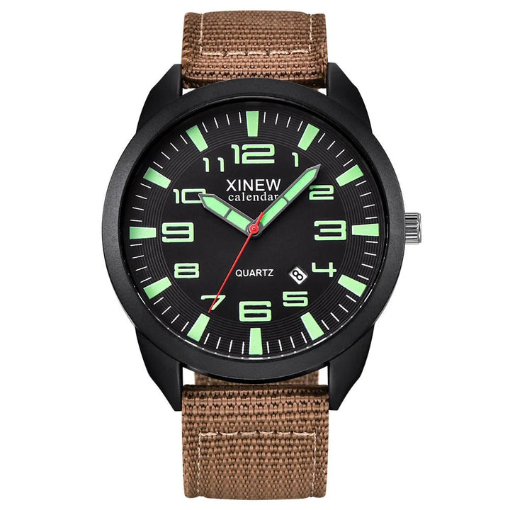 Montre analogique à quartz homme NightGlow au poignet. Design élégant et sportif, parfaite pour toute occasion.