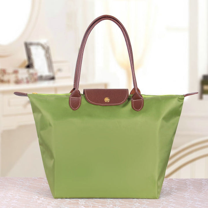 Sac bandoulière femme en tissu Oxford, idéal pour ajouter une touche de couleur et d'élégance à votre look.