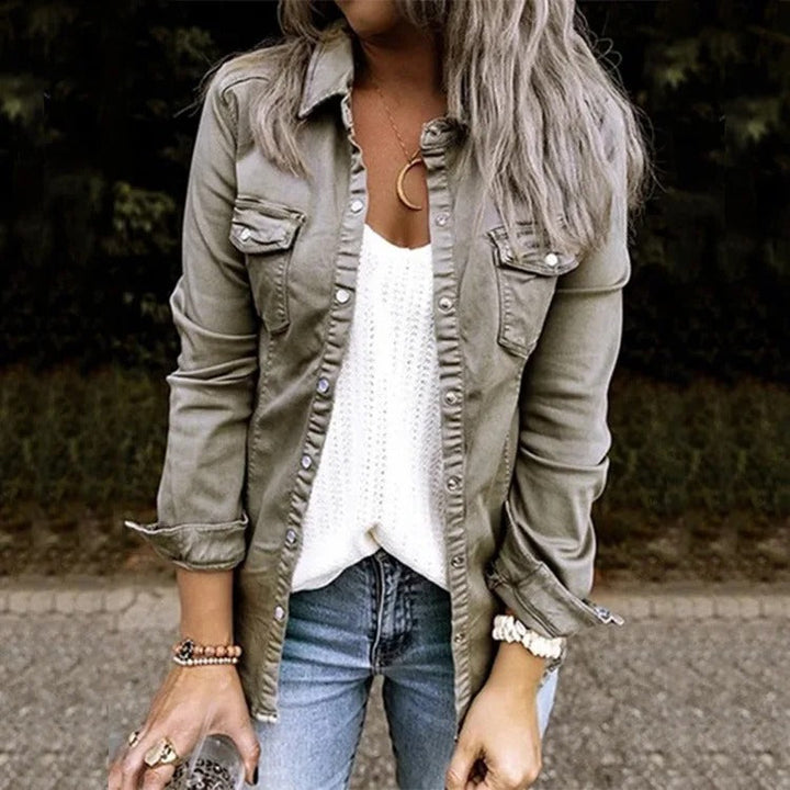 Veste en jean slim fit boutonnée pour femme, style classique et intemporel, parfaite pour toutes les saisons.