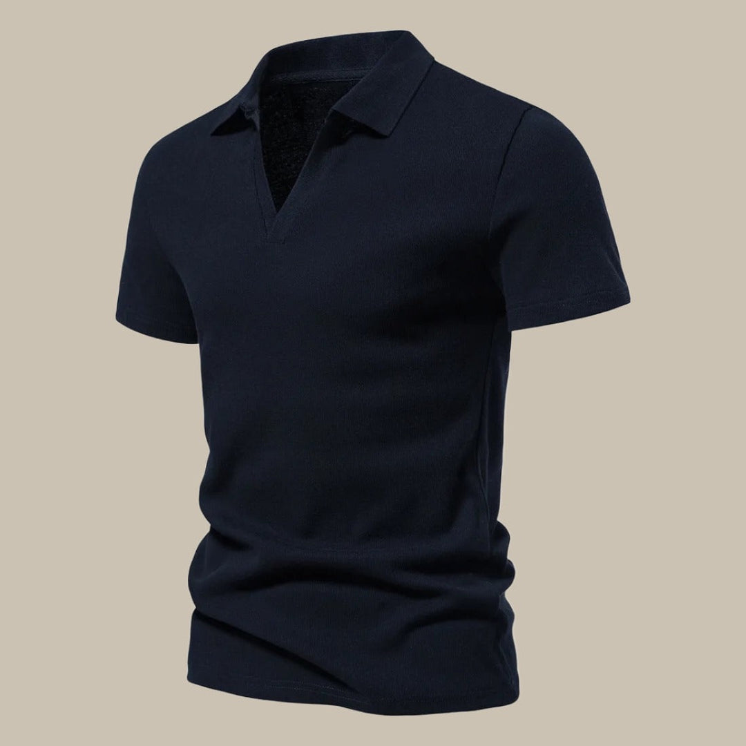 Texture détaillée d'un polo homme à manches courtes. Tissu premium, doux et respirant pour un confort maximal.
