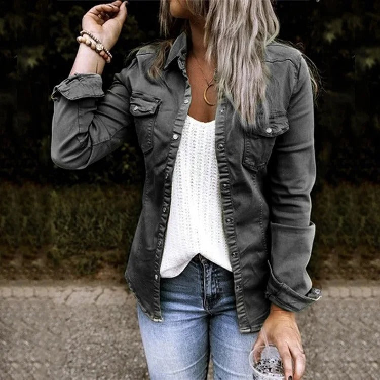 Veste en denim femme, coupe ajustée avec boutons, un essentiel mode pour un style polyvalent et moderne.