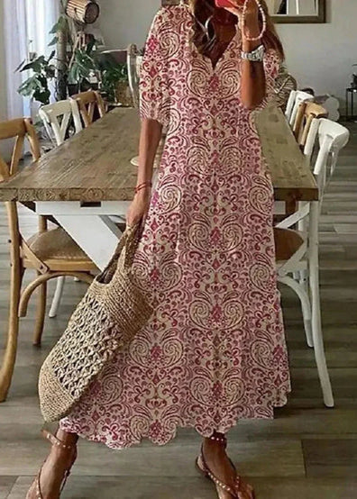 Mannequin portant une robe longue fleurie d'été femme avec ceinture. Style bohème chic, mode vacances élégante.