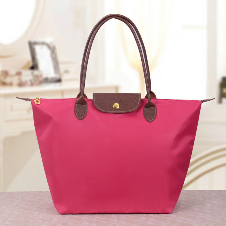 Sac pratique et coloré en tissu Oxford pour femme. Un accessoire mode polyvalent avec bandoulière élégante.