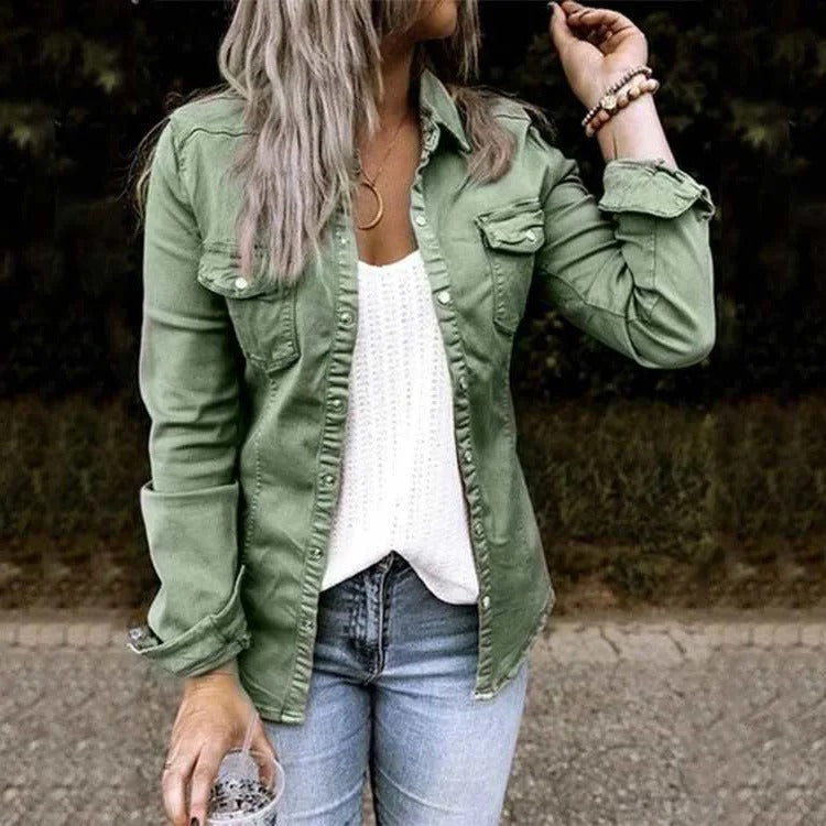 Veste en jean femme boutonnée, coupe slim, idéale pour un look décontracté-élégant, parfaite pour le quotidien.