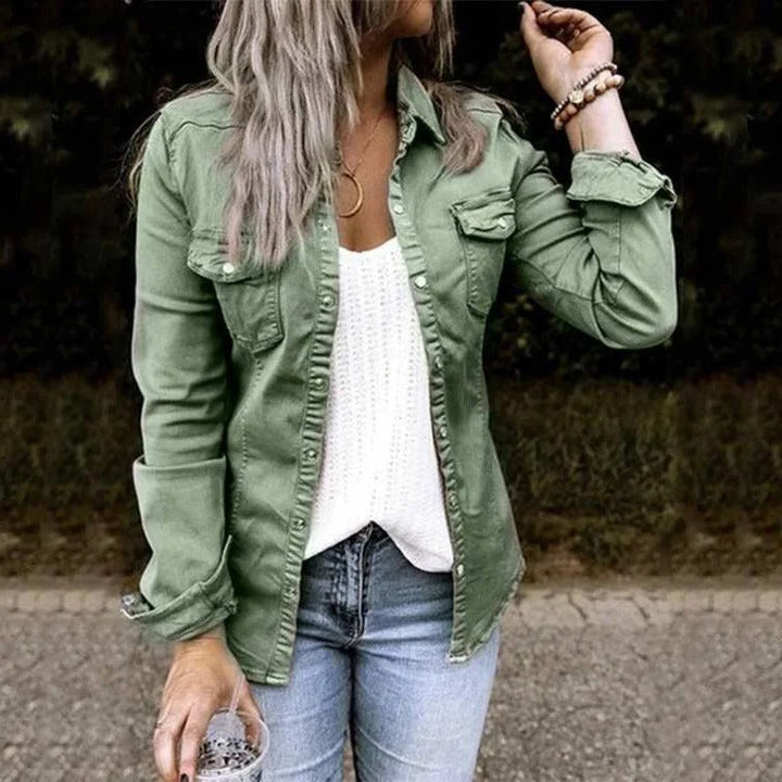 Veste en jean femme boutonnée, coupe slim, idéale pour un look décontracté-élégant, parfaite pour le quotidien.
