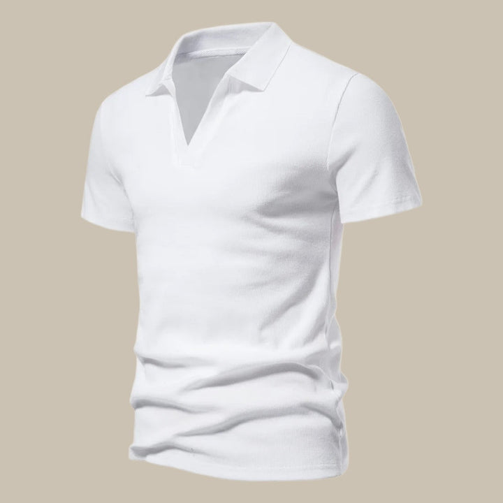 Homme portant un polo élégant à manches courtes, posture décontractée. Idéal pour un look printanier chic.
