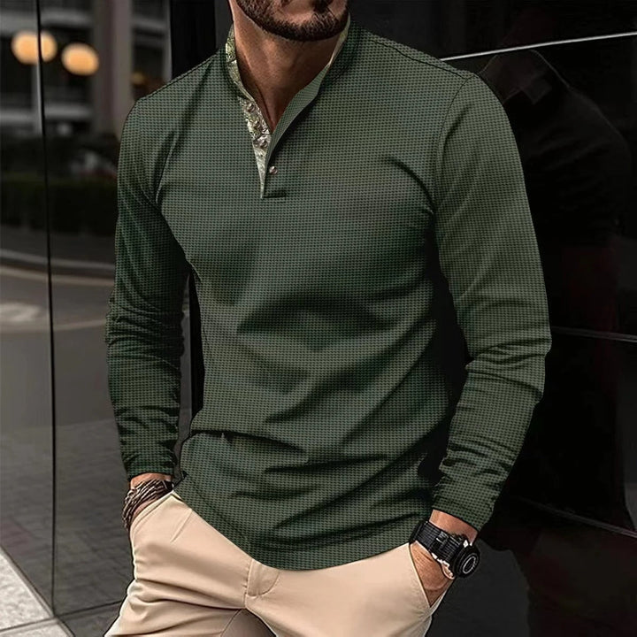 Polo élégant à manches longues pour homme, col montant chic. Idéal pour un look décontracté ou habillé.