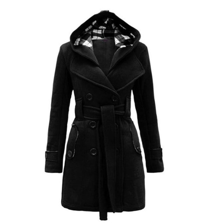 Manteau long d'hiver pour femme, ceinturé, à capuche noire. Un vêtement élégant et moderne.