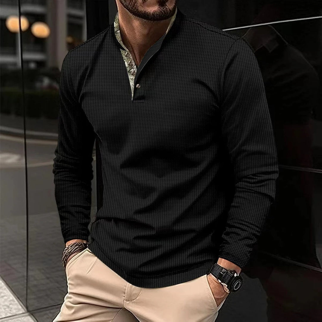 Vue rapprochée d'un polo homme à manches longues col montant, confort optimal et style intemporel.
