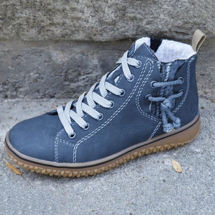 Botte femme élégante et chaude, idéale pour l'hiver. Chaussures confortables et stylées, gardent les pieds au chaud.