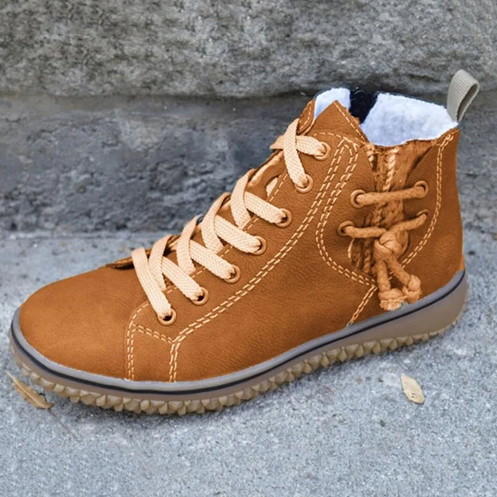 Vue détaillée d'une botte femme chaude et confortable. Chaussures d'hiver élégantes pour un style mode et pieds au chaud.