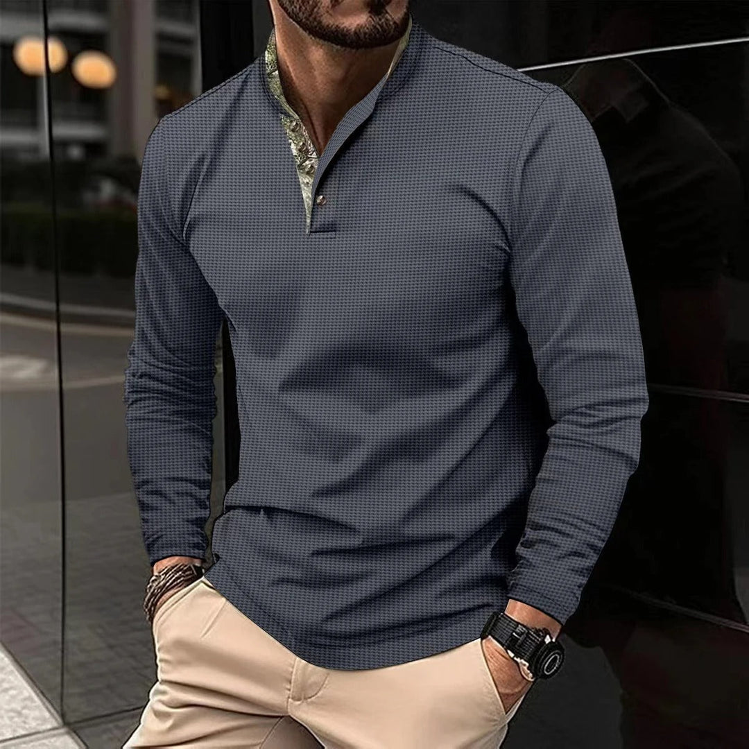 Polo chic à manches longues pour homme, coupe confortable et élégante. Vêtement mode masculine décontracté.