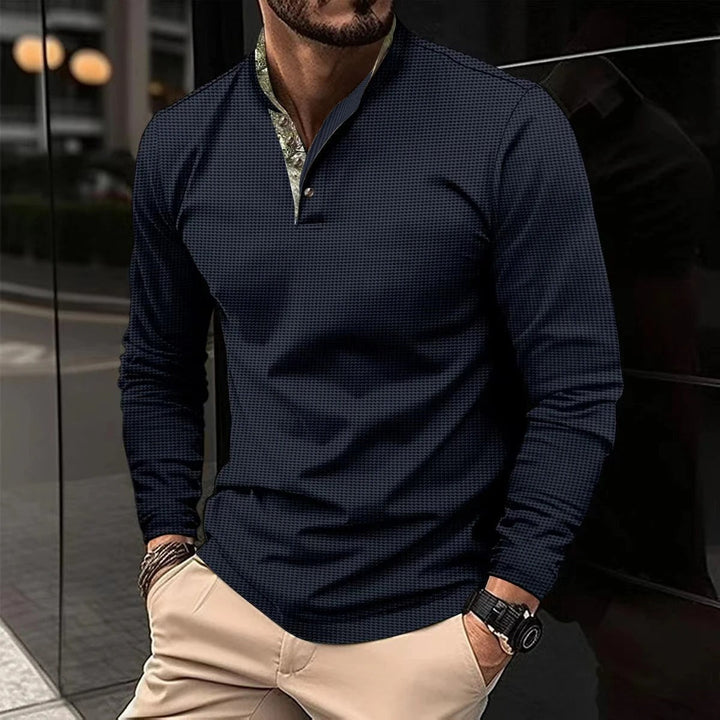 Polo homme élégant à manches longues et col montant, parfait pour un look chic et polyvalent au quotidien.