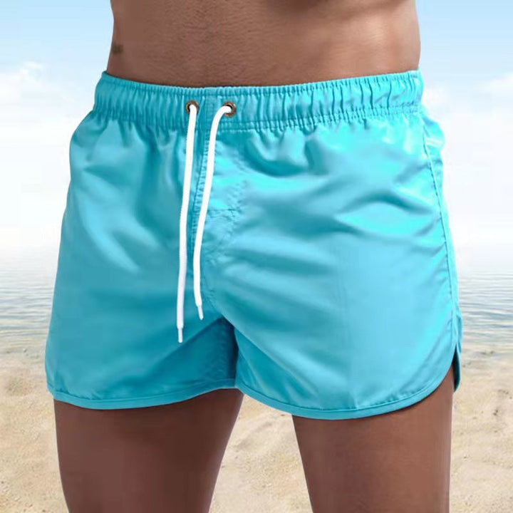 Short de bain uni homme Caspian, léger, élégant et séchant rapidement. Parfait pour la piscine et les vacances.